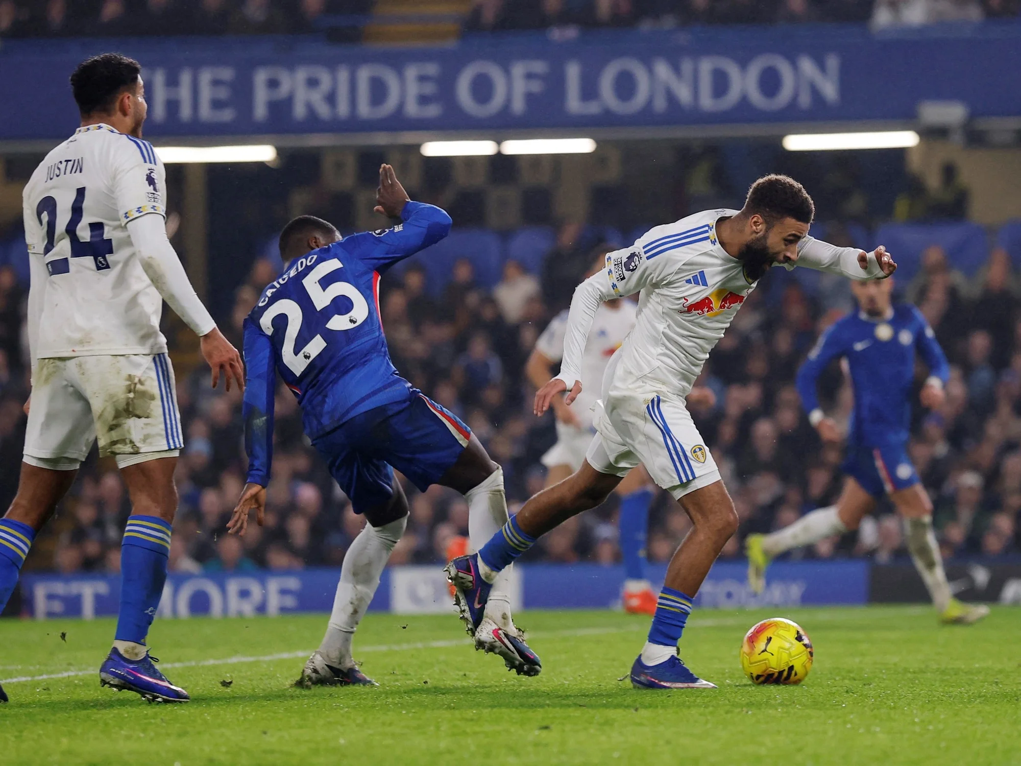 ¡Caicedo Regala un Penal en el empate 2-2 ante Leeds en Stamford Bridge